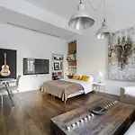 Διαμέρισμα Spacious Near Wenceslas Square With Master Bed
