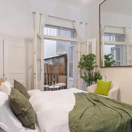 Daire Spacious Near Wenceslas Square With Master Bed *