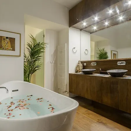 Spacious Near Wenceslas Square With Master Bed Apartment Prag