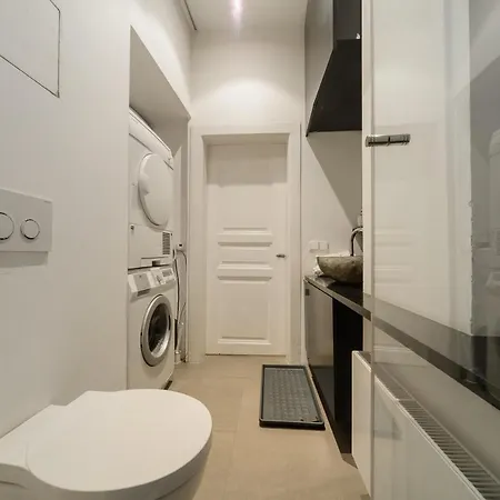 Spacious Near Wenceslas Square With Master Bed Apartment *