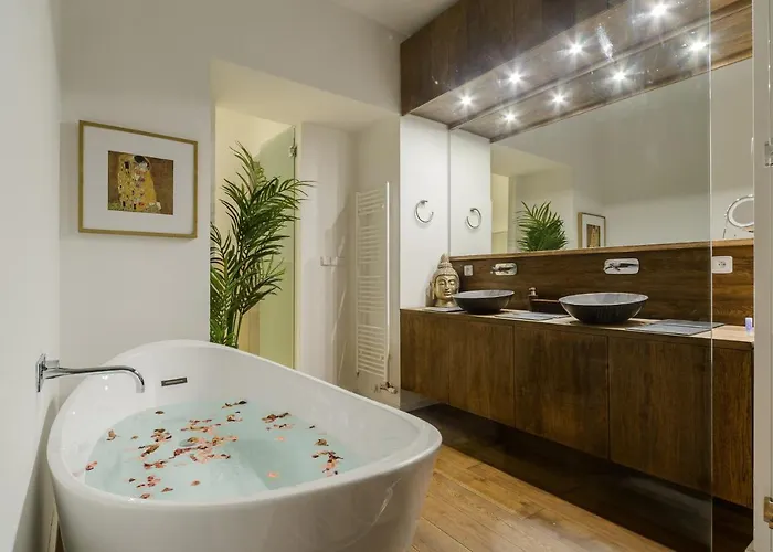 Spacious Near Wenceslas Square With Master Bed Lägenhet Prag